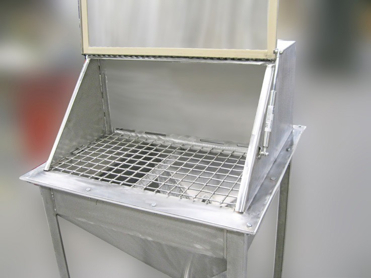 Ergonomic table for sack loading: the removable tray allows for a resting area for the bags that need to be opened. Ergonomic height between 32” – 42” for supporting heavy loads.